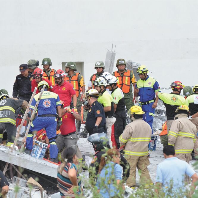 Según autoridades, desde noviembre pasado la obra de la plaza comercial Espacio Cumbres se había clausurado porque una excavación tiró una barda contigua. Foto: EMILIO VÁSQUEZ. EL UNIVERSAL