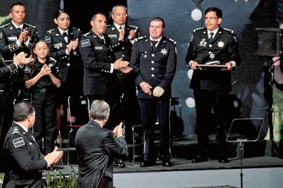 Agentes federales ovacionan a compañero herido en acción 