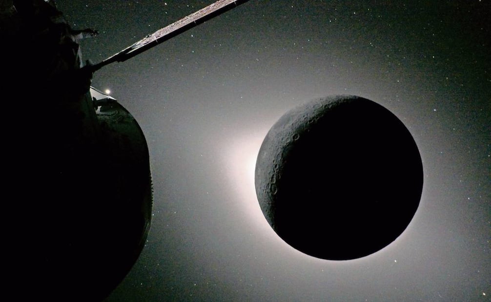 La nave espacial Orion (izquierda) y la Luna iluminada por el Sol durante un eclipse solar. Foto: AFP