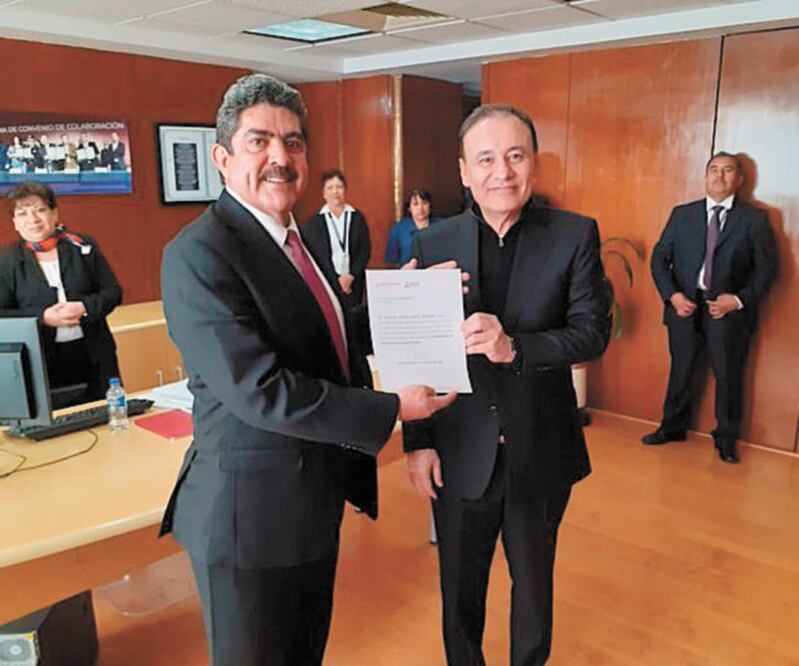 El secretario de Seguridad y Protección Ciudadana (SSPC), Alfonso Durazo Montaño (der.), tomó protesta al exlíder panista Manuel Espino. TOMADA DE TWITTER