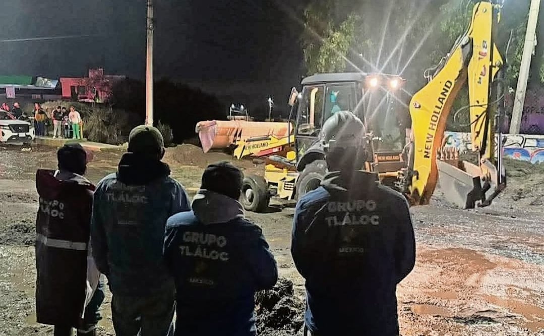 La lluvia provocó acumulación de lodo y charcos en vialidades. Foto: Especial