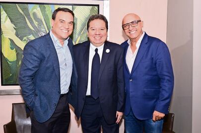 Firma "El Coque" Muñiz con Azteca