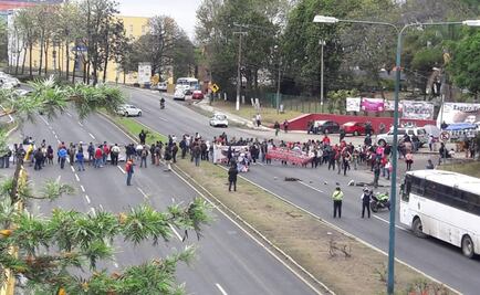 Docentes toman Secretaría de Educación y bloquean carretera en Veracruz