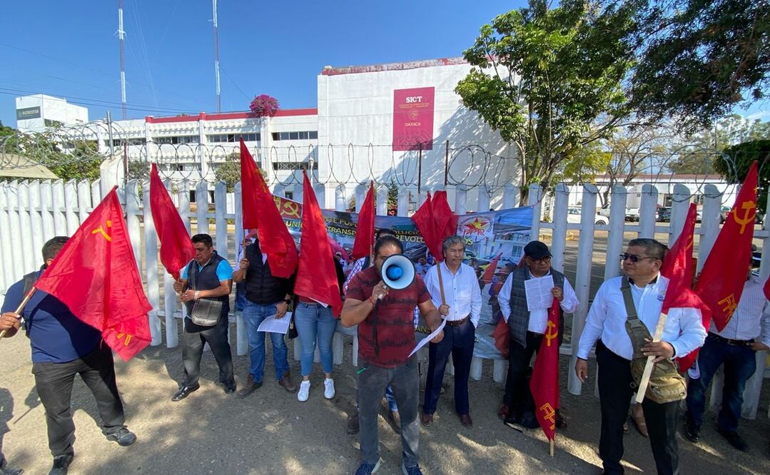 Transportistas adheridos al Frente Popular Revolucionario emplazaron al gobierno federal y estatal a revisar el costo de las casetas de peaje. Foto: Juan Carlos Zavala / EL UNIVERSAL