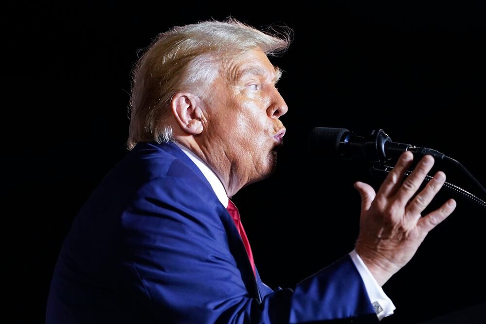 El expresidente Donald Trump habla en un mitin de campaña en Hialeah, Florida, el 8 de noviembre de 2023. Foto: AP