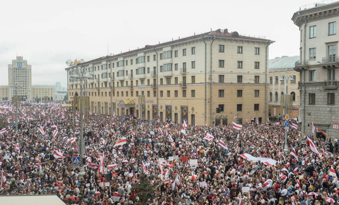 Más de 100 mil personas protestaron en la capital de Bielorrusia exigiendo la salida del autoritario líder del país a quien acusan de ganar las elecciones mediante fraude - Foto: EFE