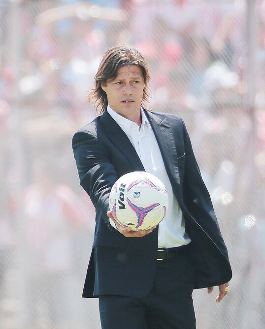Matías Almeyda ha hecho que Chivas juegue un poco más ofensivo (JAIME LÓPEZ. JAM MEDIA)