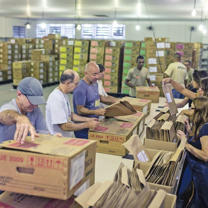 Preparación de las boletas electrónicas para su envío a las casillas en Brasil. (FERNANDO SOUZA. AFP)