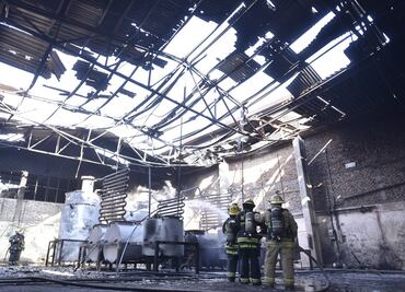 Encuentran 2 cuerpos tras incendio en fábrica de Tlaquepaque; suman 18 personas lesionadas, cuatro de ellas graves