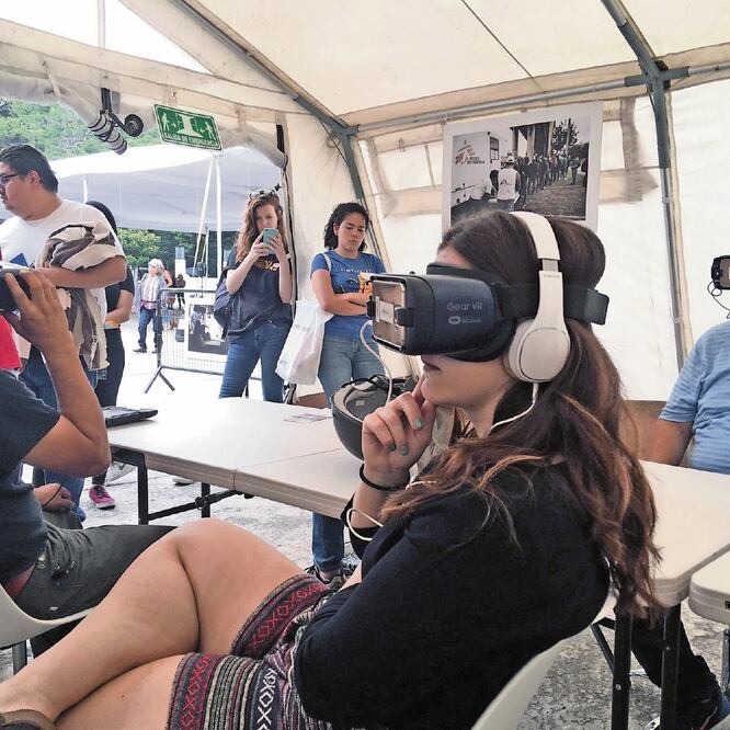 Una de las actividades que más llamó la atención de los asistentes fue Médicos Sin Fronteras, debido a que contaban con unos lentes de realidad virtual en los que observaban varias historias sobre la migración. ESPECIAL 