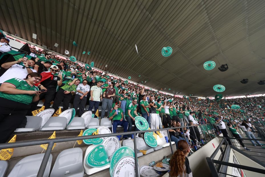 Aficionados reciben a la Selección Mexicana con sombreros conmemorativos por la Copa del Mundo 2026 - Foto: Diego Simón Sánchez | EL UNIVERSAL