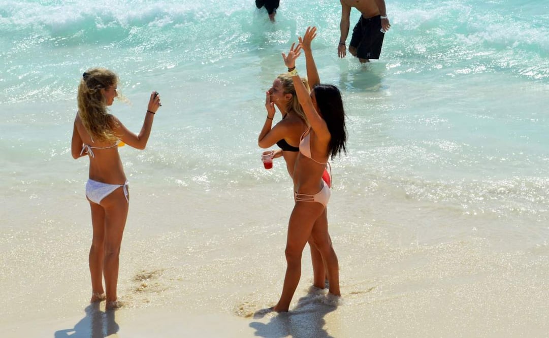 Turistas estadounidenses llamados spring breakers disfrutan de sus vacaciones de verano en playas de Cancún, Quintana Roo. Foto: Elizabeth Ruiz/ Cuartoscuro