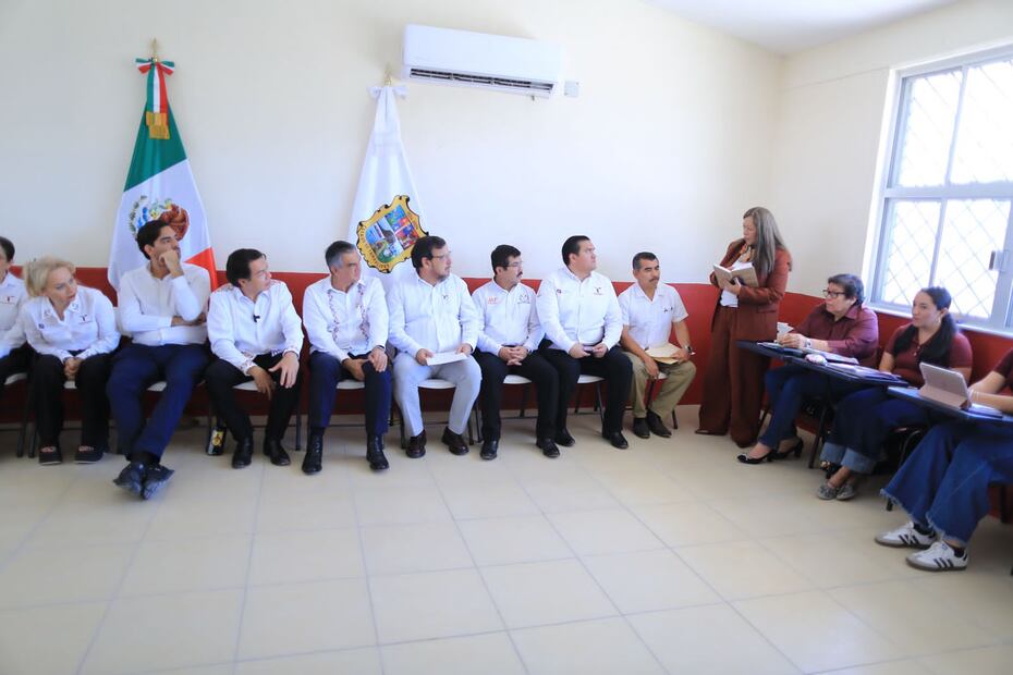 El alcalde de Reynosa, Carlos Peña Ortiz, entregó a la directora del CBTIS 302, Yuniva Virginia Calderón Juárez, las llaves de un autobús escolar.