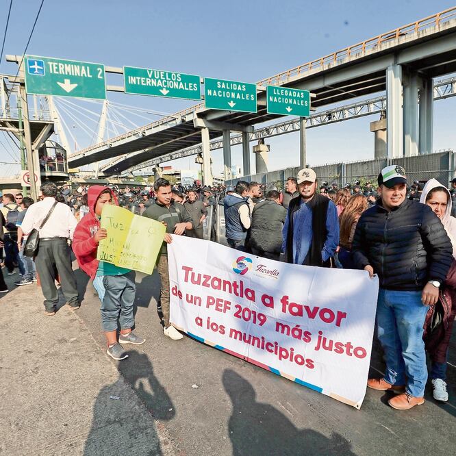 Alrededor de 30 alcaldes perredistas de Michoacán, Guerrero, Estado de Méxi co y Veracruz se manifestaron en las inmediaciones del aeropuerto internacional. (IRVIN OLIVARES. EL UNIVERSAL)
