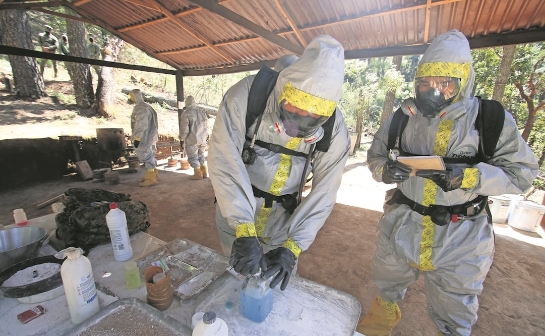 El equipo de evaluación analiza las sustancias halladas en el laboratorio y las clasifica. Foto: Carlos Mejía / EL UNIVERSAL