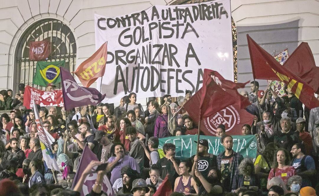 Manifestantes, sobre todo jóvenes que blandían el rojo izquierdista, rechazaron en Río el “intento golpista de la ultraderecha” llamando a la autodefensa en Brasil.