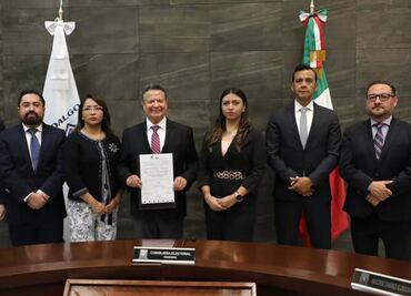 Julio Menchaca recibe constancia de mayoría como gobernador de Hidalgo