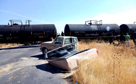 Camioneta intenta ganar al tren en Jalisco; mueren 5 personas