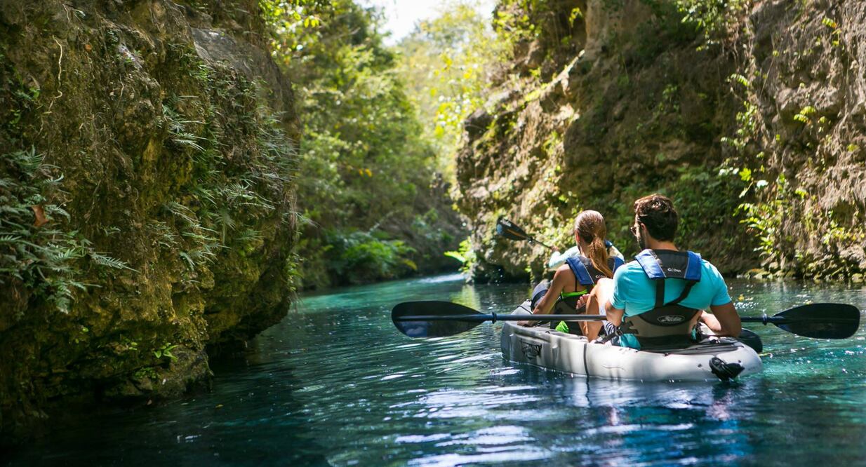 Puedes hacer kayak en un cenote abierto. (Foto: Mayakoba)