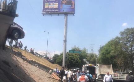 Camión embiste a dos y choca contra parada de autobús en Edomex