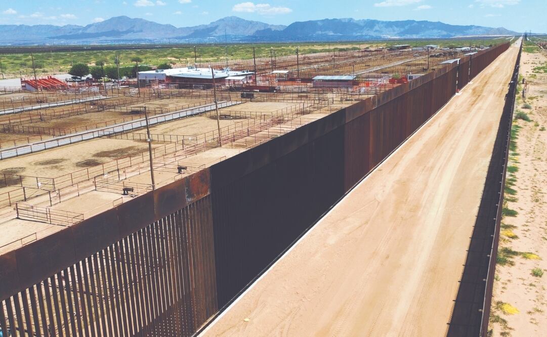 La orden del presidente de Estados Unidos, Donald Trump, de pintar de negro el muro que divide la frontera generará islas de calor que afectarán a residentes y migrantes, así como a la flora y fauna de la región, aseguró el activista Iván Martínez. Foto: de CHRISTIAN TORRES. EL UNIVERSAL Y EFE