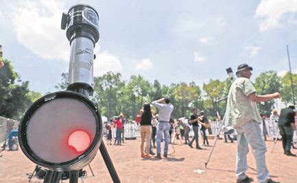 El fenómeno astronómico reúne a generaciones en la Ciudad de México
