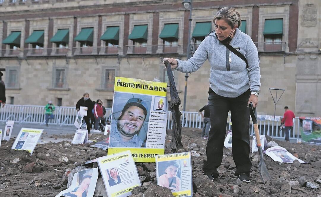 Frente a Palacio Nacional, colectivos de búsqueda co-locaron tierra y palos, en los que pusieron fotografías de personas desaparecidas. Foto: BERENICE FREGOSO. EL UNIVERSAL