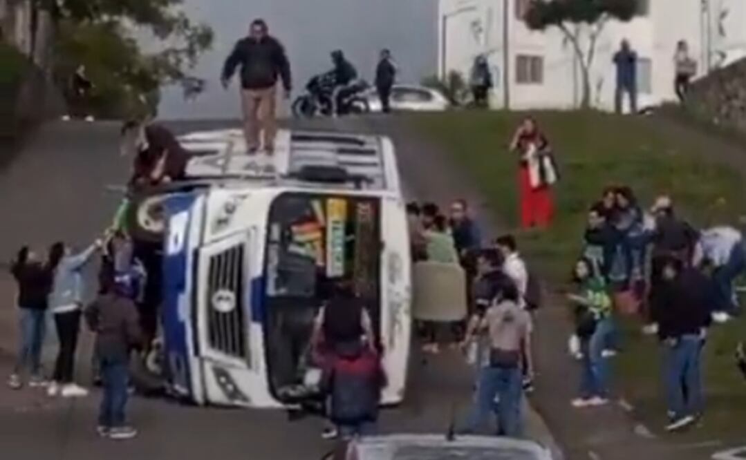 Una unidad de transporte público volcó en la zona conurbada de Xalapa, Veracruz Foto: Especial