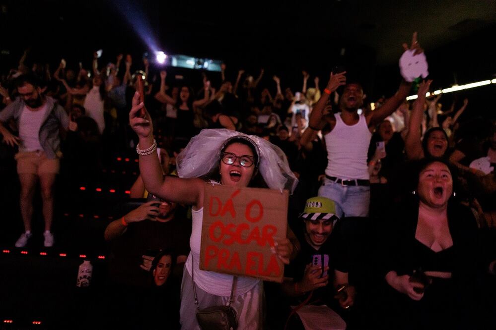 Brasileños celebran cuando la película Ainda Estou Aqui (Aún estoy aquí) gana el premio Óscar como mejor película extranjera durante la transmisión de los premios Óscar 2025 este domingo, en un cine de Sao Paulo, Brasil. FOTO: ISAAC FONTANA. EFE