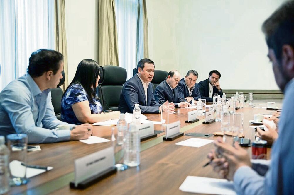 Miguel Ángel Osorio Chong, secretario de Gobernación, dijo a diputados y senadores que hay comunicación con el INE para el desarrollo de la elección (CORTESÍA SEGOB)