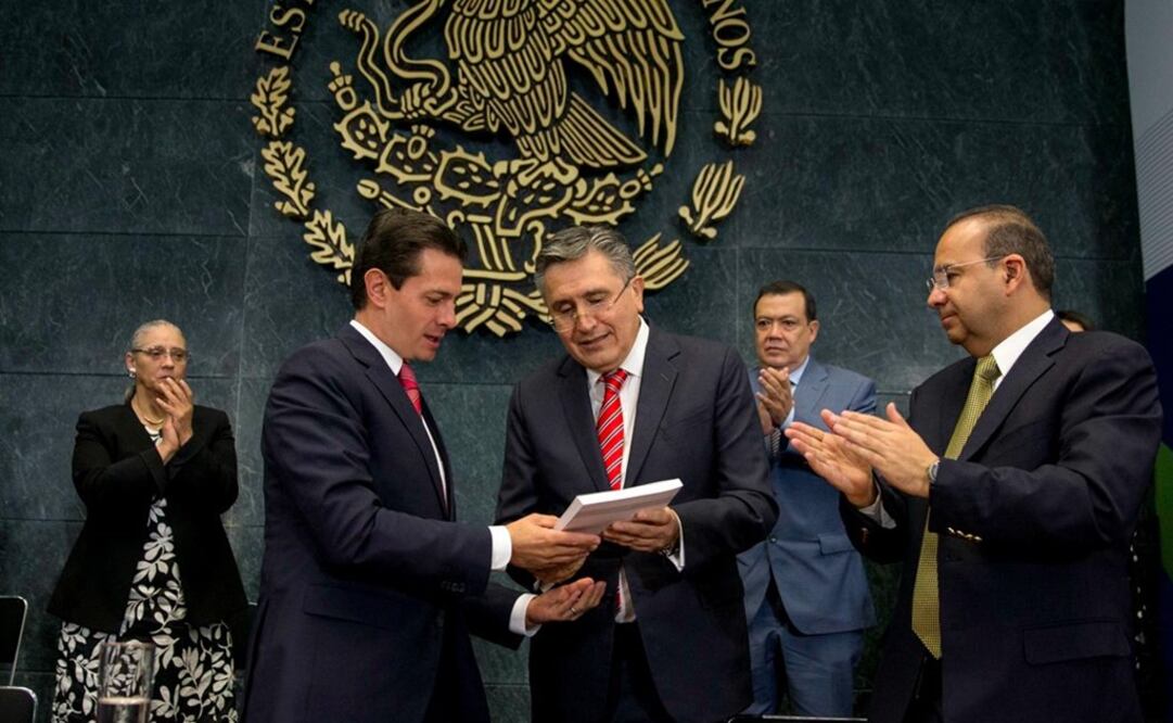 Raúl González Pérez entregó al presidente Enrique Peña Nieto el informe Anual de Actividades 2017 de la CNDH. /Especial
