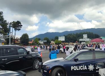 Habitantes de San Jerónimo Acazulco bloquean la carretera México-Toluca