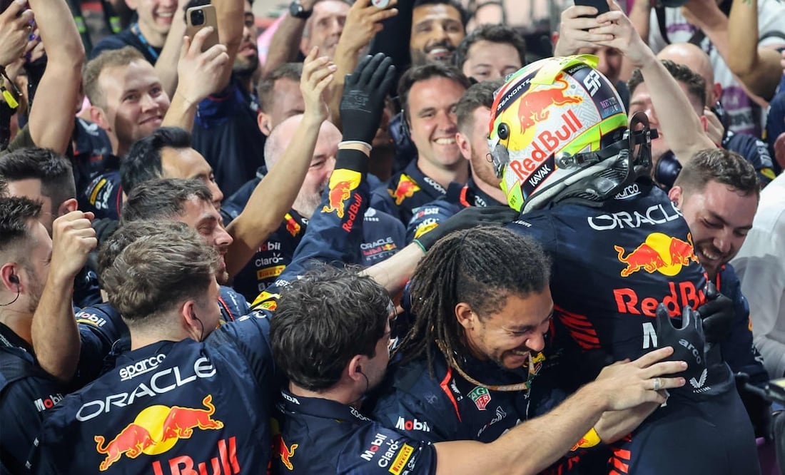 Checo Pérez celebra con su equipo. FOTO: AFP