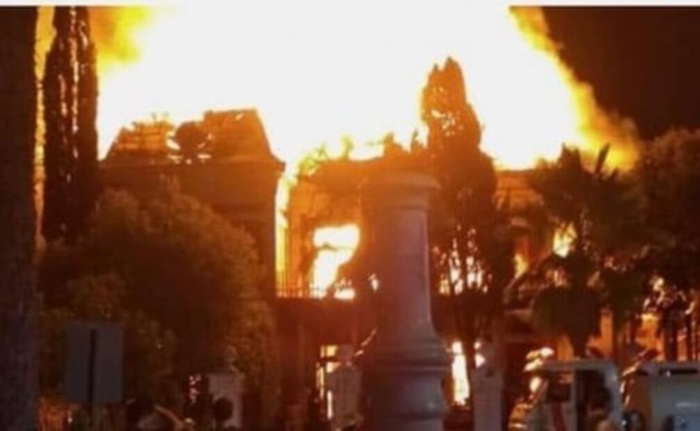 Incendio consume Casa Alameda, construcción emblemática de Saltillo