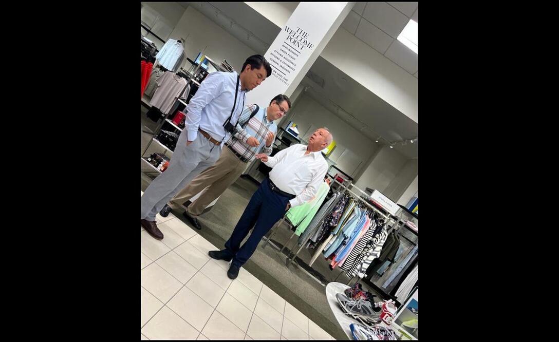 Al mostrar la imagen el presidente López Obrador dijo que no se le ve con ninguna bolsa al titular del INM. Foto: especial