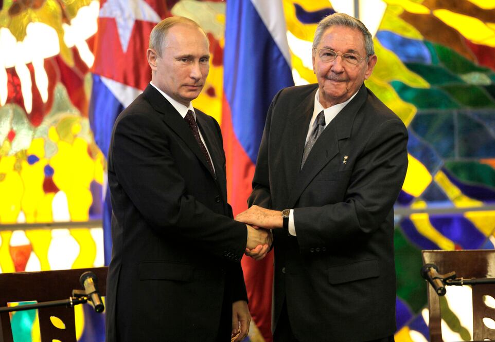 El presidente de Rusia Vladimir Putin y su homólogo cubano, Raúl Castro (Foto: AP/Archivo)