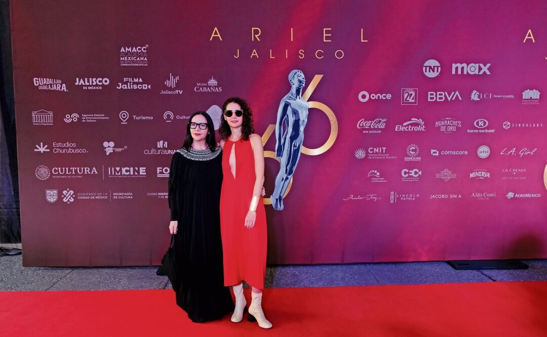 La realizadora, a la izquierda, y la productora, a la derecha, asistieron juntas a la pasada ceremonia de entrega del Ariel, donde estuvo nominado el documental sobre la Mataviejitas. Foto: AMACC