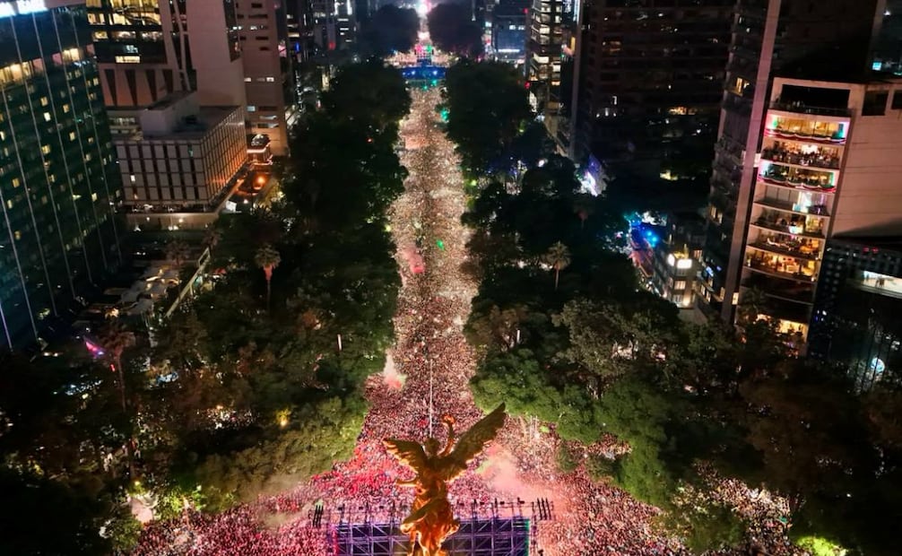 Aficionados en Paseo de la Reforma, CDMX. Celebración del mundial 2026. Foto: Valente Rosas