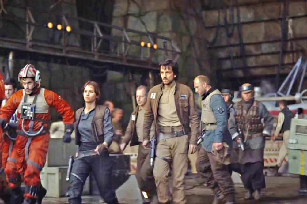 Diego Luna interpreta a Cassian Andor, un rebelde que ha operado a nivel calle para la Alianza Rebelde (DISNEY)