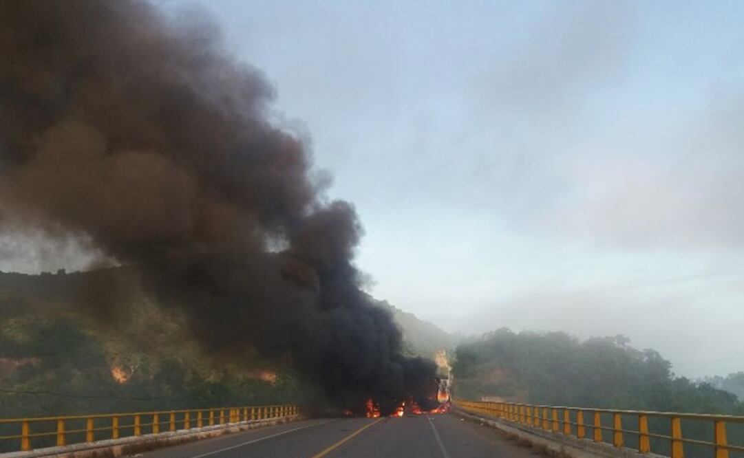 El enfrentamiento inició alrededor de las 08:00 horas en el centro de la cabecera municipal (Foto: Raúl Torres y Ricardo Moya)