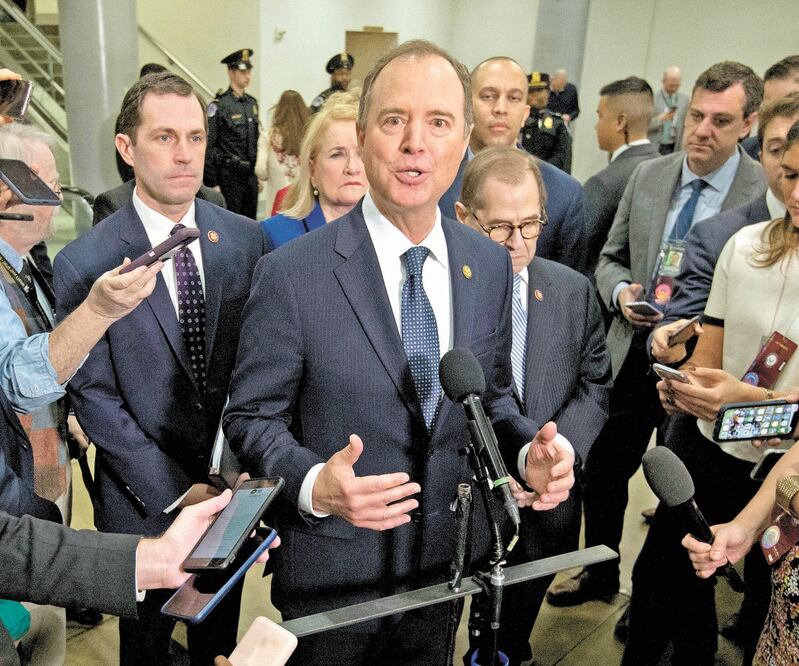 El presidente del Comité de Inteligencia de la Cámara de Representantes, Adam Schiff, habla ayer con los periodistas, en el Capitolio en Washington. Foto: JOSÉ LUIS MAGANA. AP