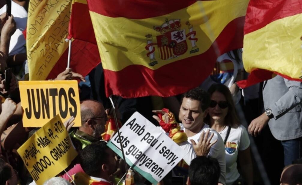 Miles marchan en Barcelona contra el separatismo