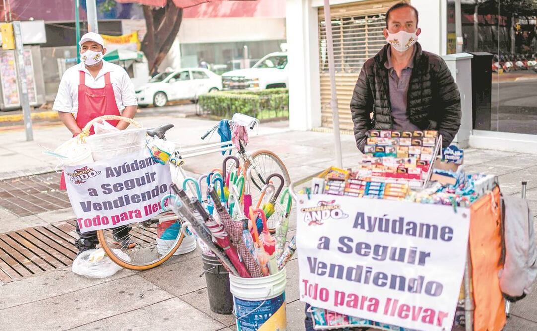Vendedores callejeros esperan por clientes en calles de la Zona Rosa, en la Ciudad de México, aunque la actividad todavía no es la que se acostumbraba. Foto: PEDRO PARDO. AFP