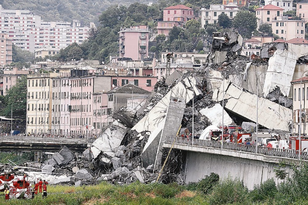 Una sección de 50 metros del puente Morandi colapsó ayer en la ciudad de Génova. Cientos de rescatistas acudieron para auxiliar a las víctimas. (STEFANO RELLANDINI. REUTERS)
