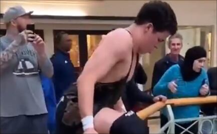 Luchador se avienta de un segundo piso en centro comercial