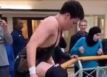 Luchador se avienta de un segundo piso en centro comercial