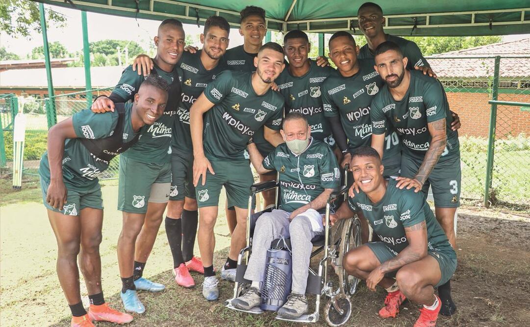 Víctor Escobar, hincha de corazón del Deportivo Cali, visitó al equipo en la sede Campestre el 18 de octubre. El equipo compartió la foto en Twitter. Foto: TWITTER @AsoDeporCali.