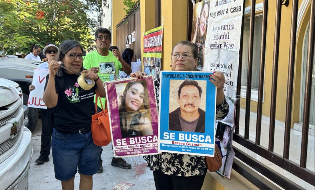 Familias de personas desaparecidas en Torreón, Coahuila, cerraron simbólicamente las oficinas de la fiscalía de Personas Desaparecidas, el viernes 29 de agosto de 2025. Foto: Francisco Rodríguez/EL UNIVERSAL