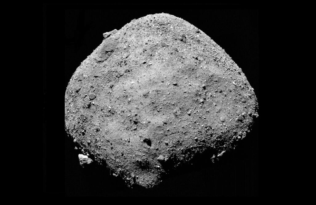 Una instantánea mosaico del asteroide Bennu compuesta por 12 imágenes PolyCam recolectadas el 2 de diciembre. Foto: NASA
