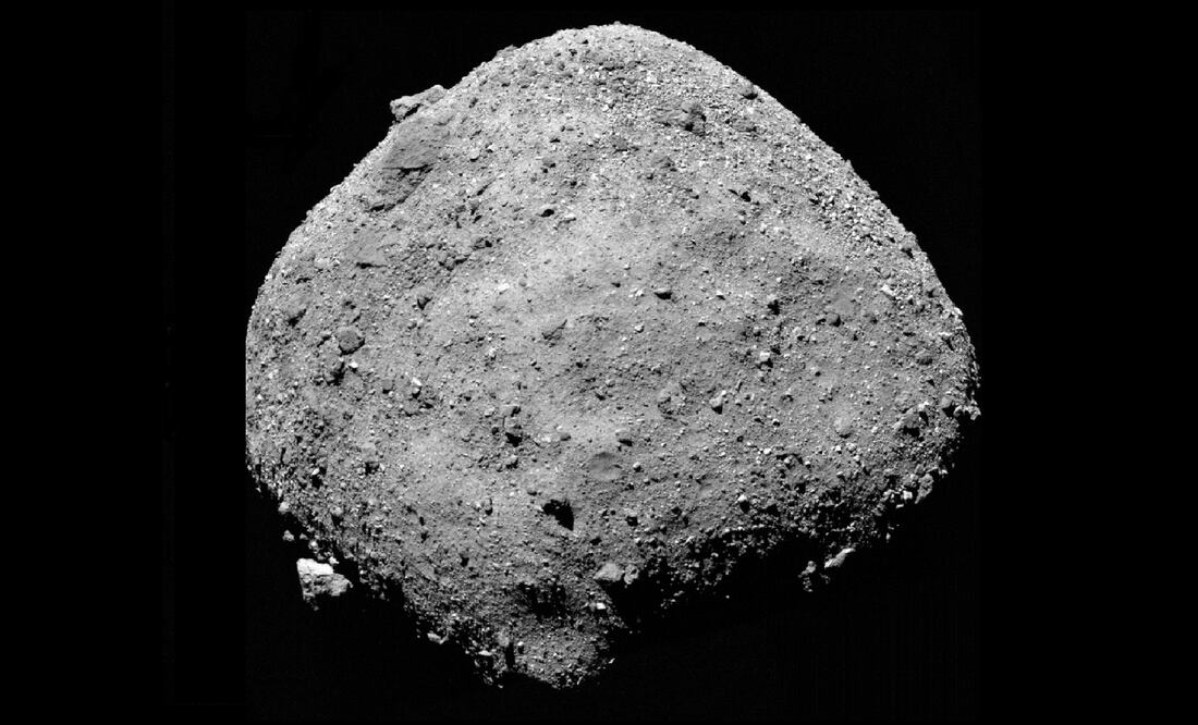 Una instantánea mosaico del asteroide Bennu compuesta por 12 imágenes PolyCam recolectadas el 2 de diciembre. Foto: NASA